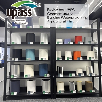 Площадь из пластика с перекрестной ламинированной пленкой из HDPE для самоклеющейся полимерной модифицированной битумной водонепроницаемой крышной мембраны